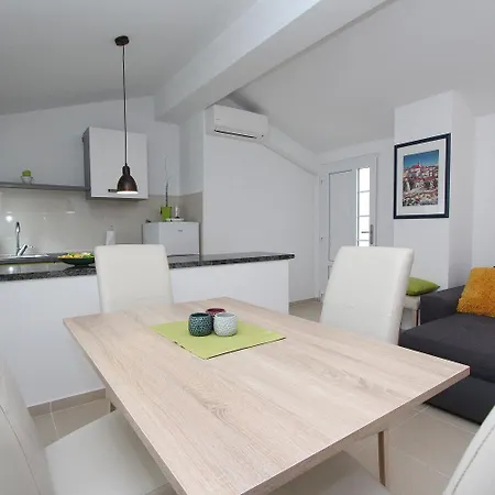 Charmantes Mit Moderner Einrichtung Nur 300 Meter Ins Zentrum Von Apartment *
