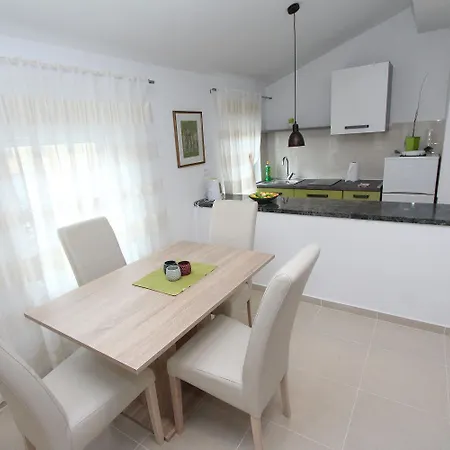 Apartamento Charmantes Mit Moderner Einrichtung Nur 300 Meter Ins Zentrum Von *