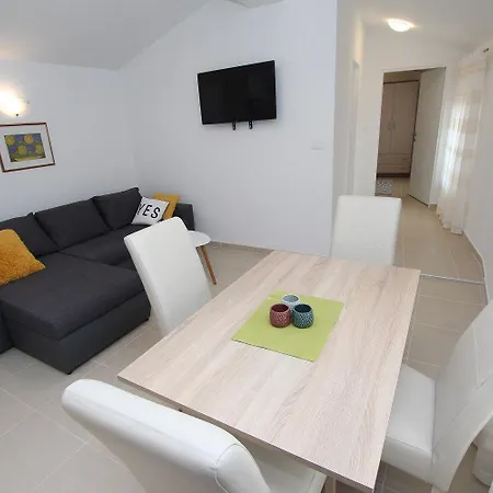 Apartamento Charmantes Mit Moderner Einrichtung Nur 300 Meter Ins Zentrum Von *