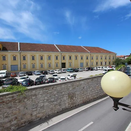 Charmantes Mit Moderner Einrichtung Nur 300 Meter Ins Zentrum Von