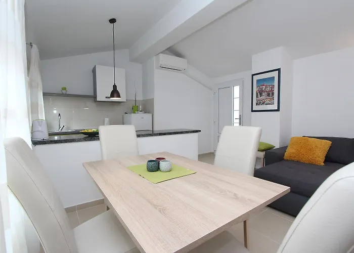 Charmantes Mit Moderner Einrichtung Nur 300 Meter Ins Zentrum Von Apartamento *