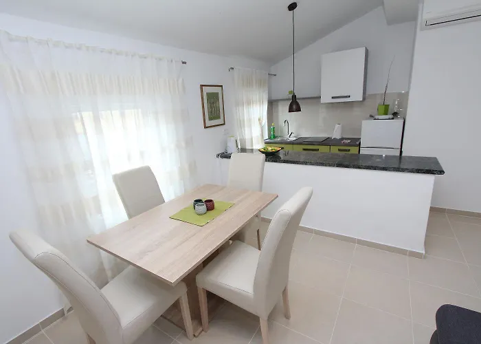 Apartamento Charmantes Mit Moderner Einrichtung Nur 300 Meter Ins Zentrum Von *