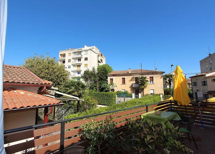 Charmantes Mit Moderner Einrichtung Nur 300 Meter Ins Zentrum Von Apartamento